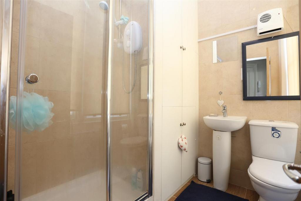 3, 99 Buckingham Rd bath.jpg