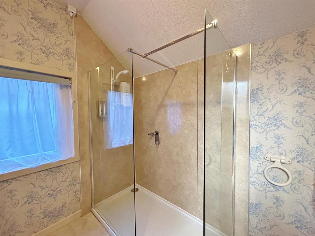 Spacious shower room