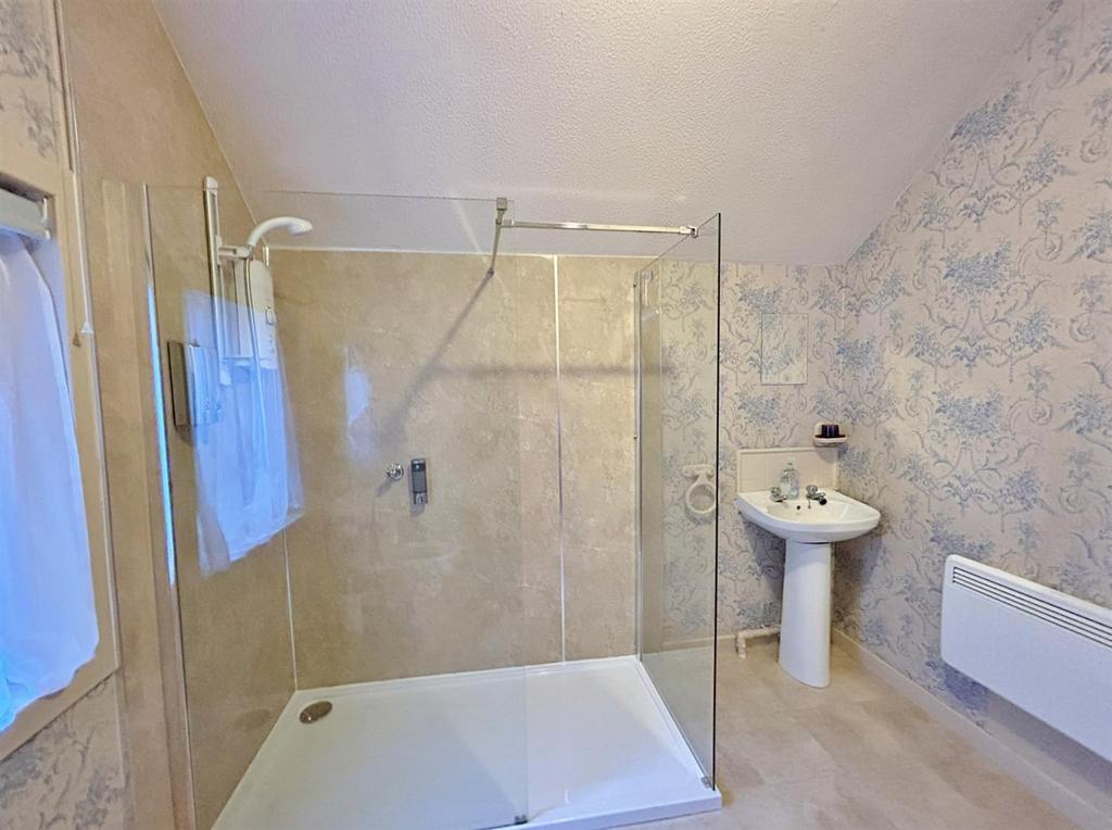Spacious shower room