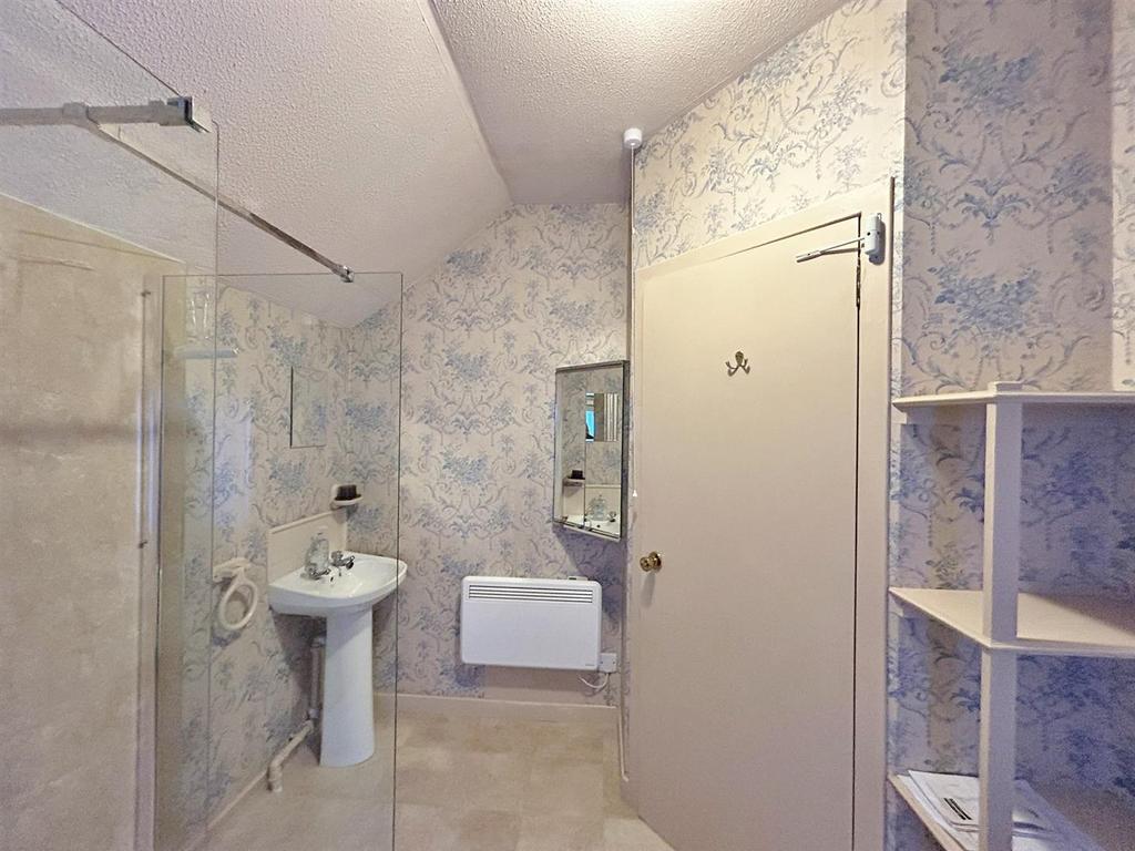 Spacious shower room