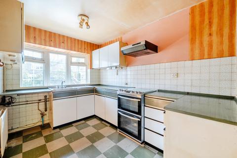 3 bedroom property for sale, Burwood Road, Hersham, KT12