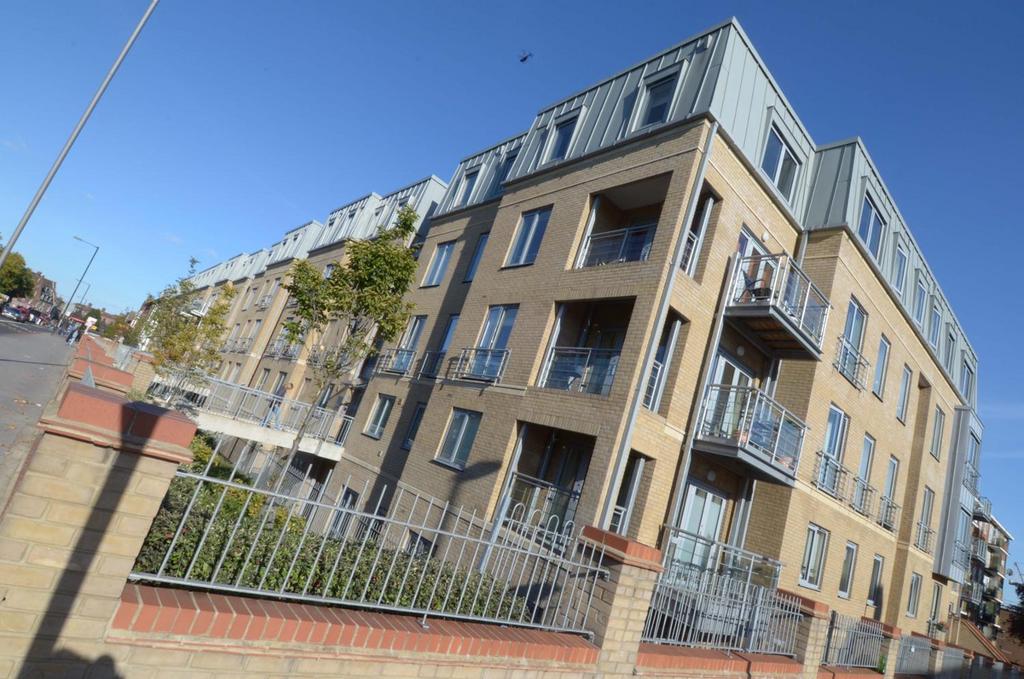 Quiet 2 Bedroom Apartment in Modern... 2 bed flat - £2,250 pcm (£519 pw)