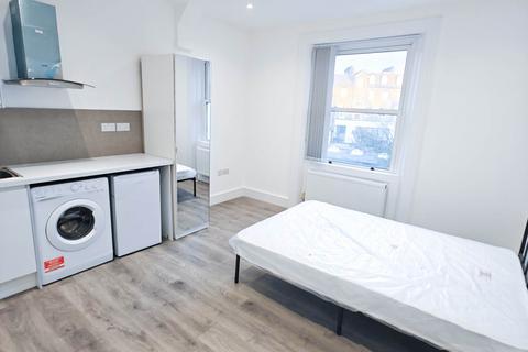Studio to rent, The Grove, Ealing