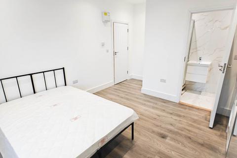 Studio to rent, The Grove, Ealing