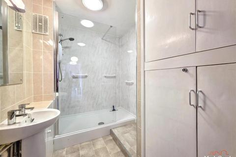 3 bedroom flat for sale, Moat Court, Ashtead KT21