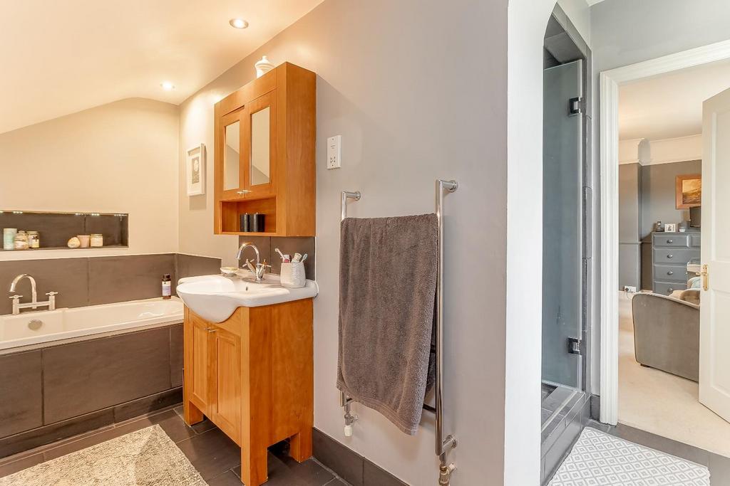 Master Bedroom Ensuite - B.jpg
