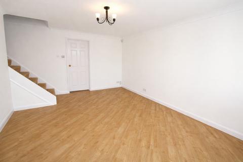 3 bedroom semi-detached house to rent, Grassmere Road, RM11