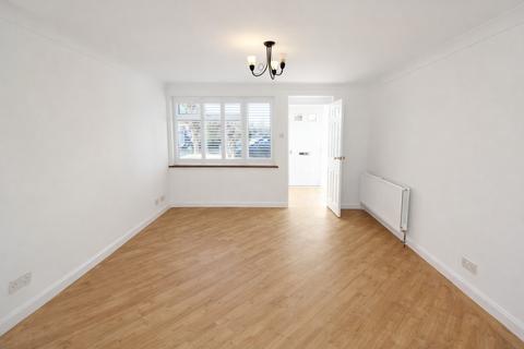 3 bedroom semi-detached house to rent, Grassmere Road, RM11
