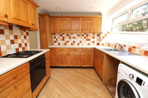 3 bedroom semi-detached house to rent, Grassmere Road, RM11