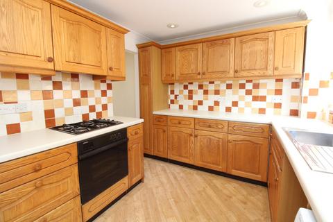 3 bedroom semi-detached house to rent, Grassmere Road, RM11