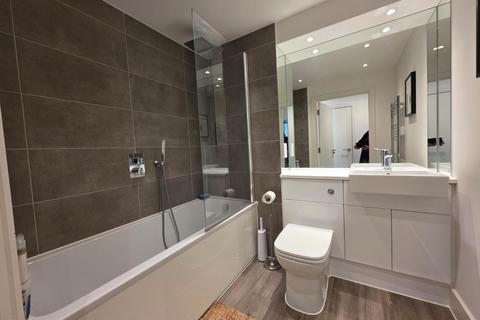 2 bedroom flat to rent, Fairfield House, TW18