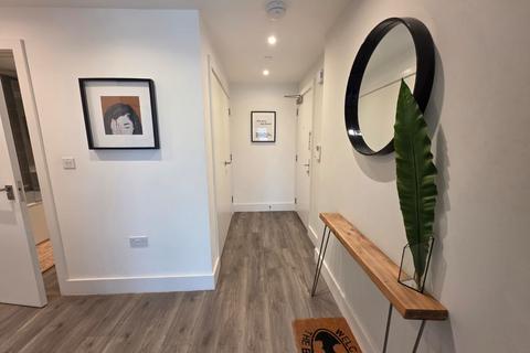 2 bedroom flat to rent, Fairfield House, TW18