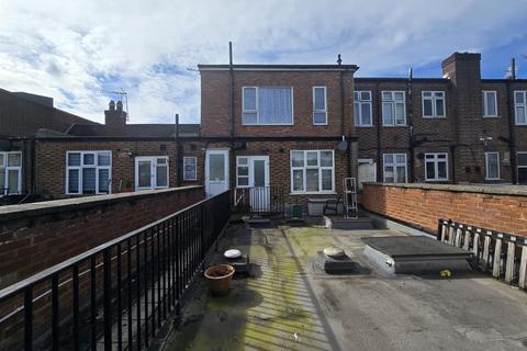 2 bedroom flat to rent, Victoria Road, Ruislip
