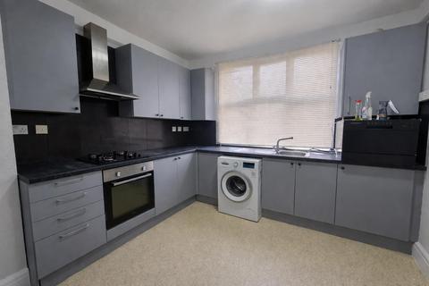 2 bedroom flat to rent, Victoria Road, Ruislip