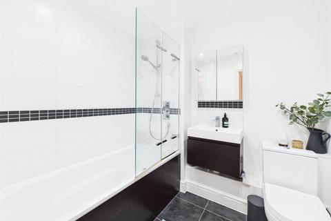 2 bedroom apartment to rent, Trematon Place, Teddington