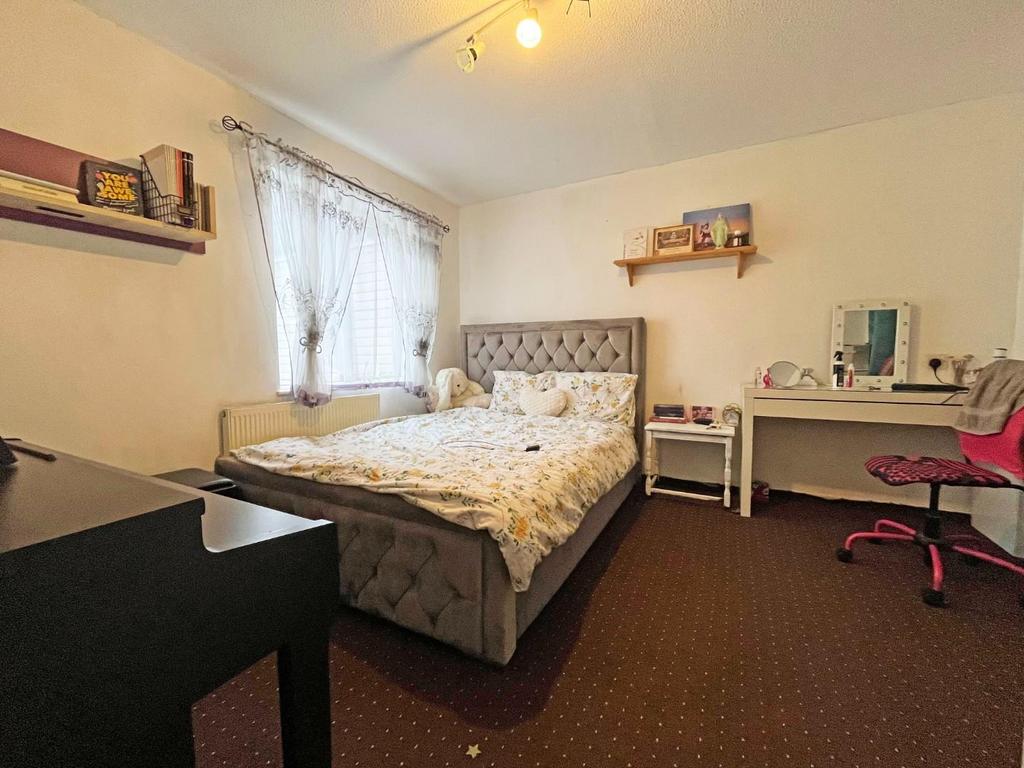 Bed 1.jpg