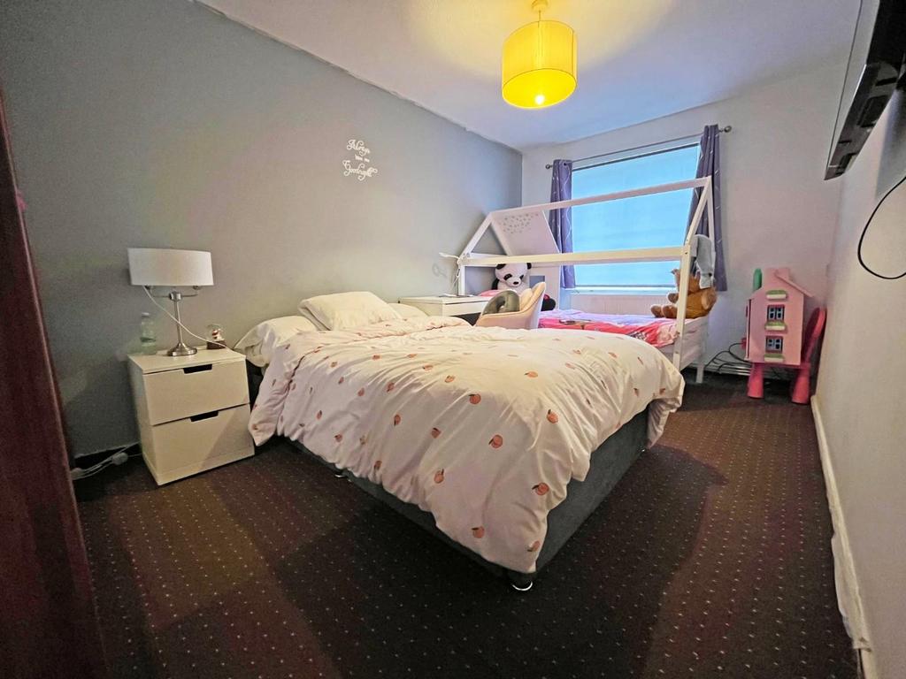 Bed 2.jpg