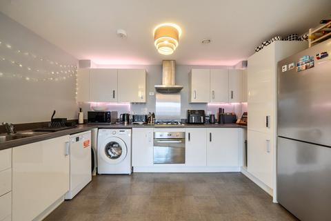 2 bedroom flat for sale, Grayling Close, Surrey GU7