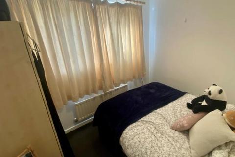 3 bedroom detached house to rent, Falcon Close, Nottingham NG7