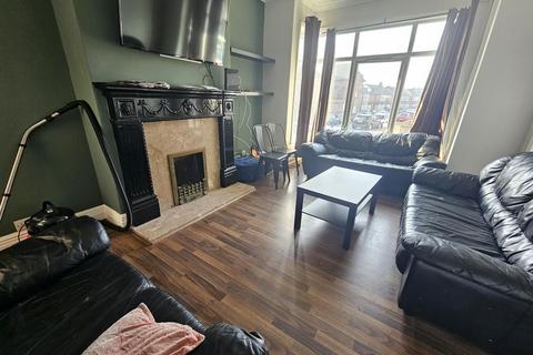 6 bedroom house to rent, South Parade, Leeds LS6