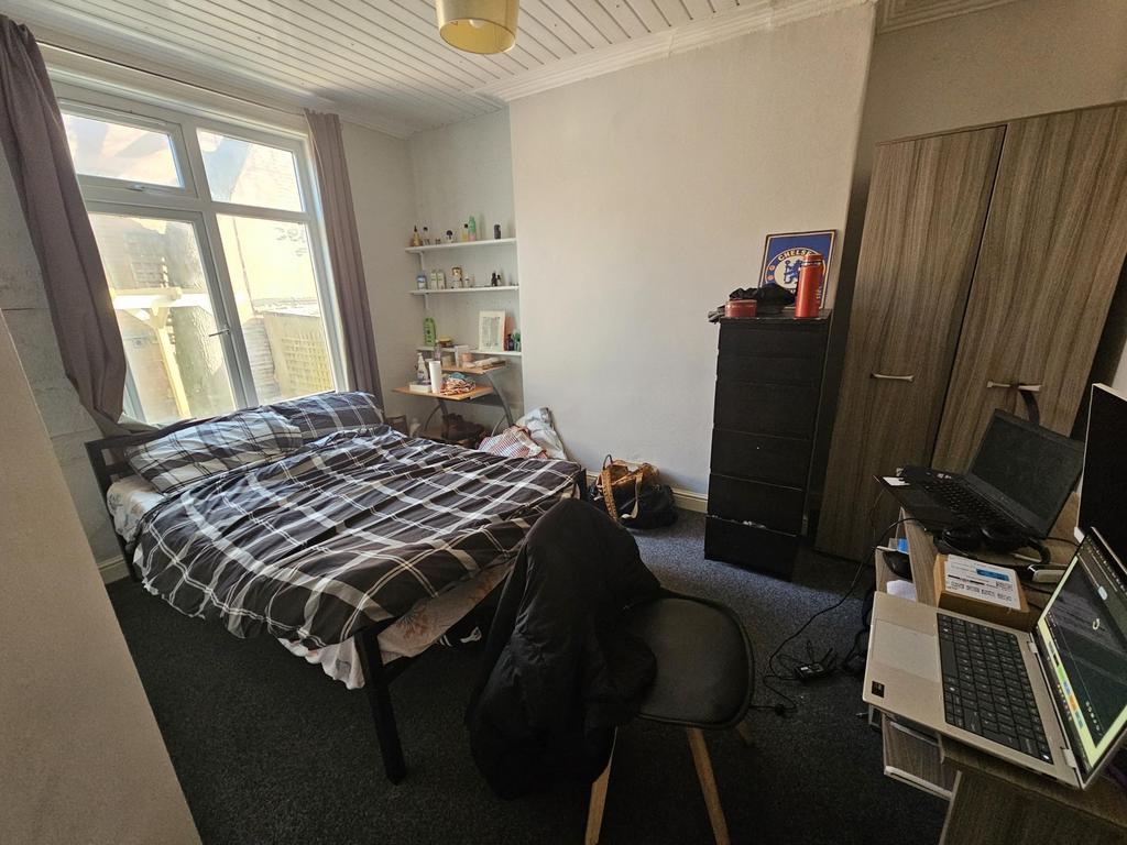 Bright double bedroom with desk and storage...