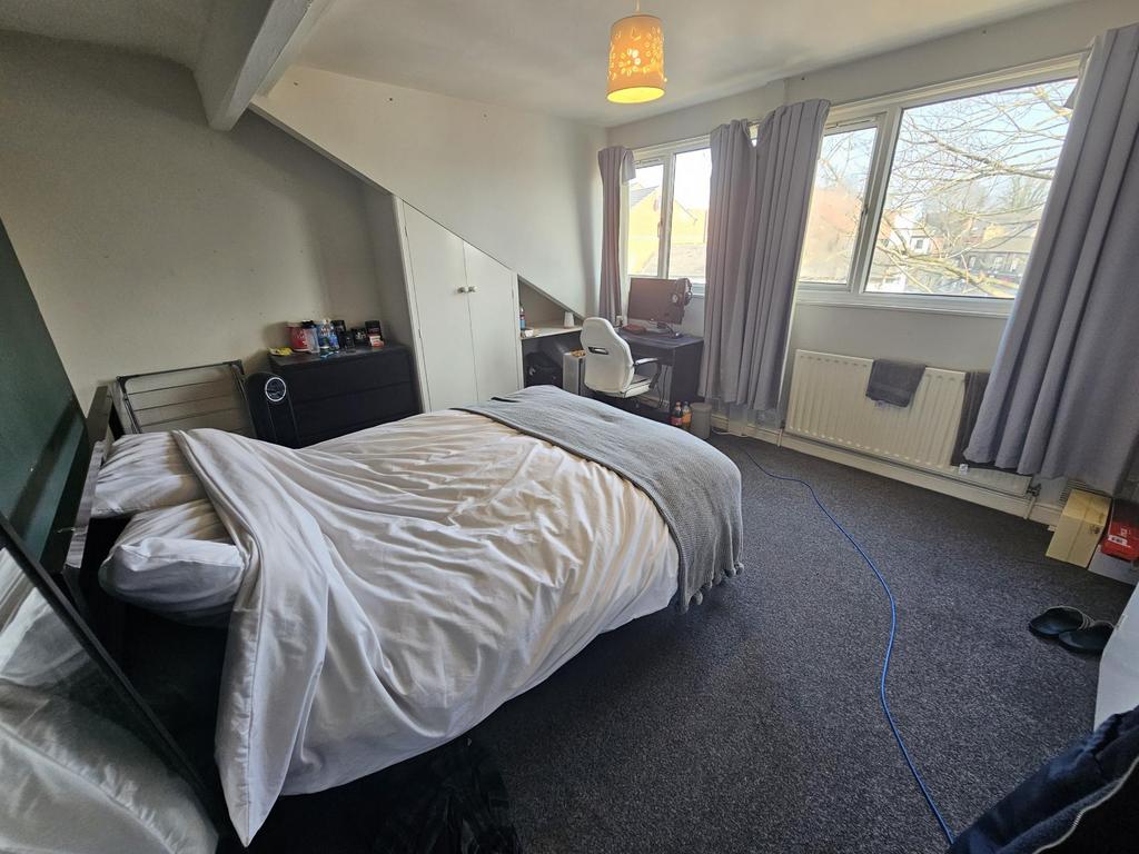 Bright double room with bed and study area...