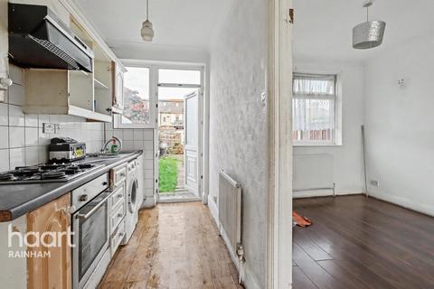 3 bedroom terraced house for sale, Upminster Road South, Rainham