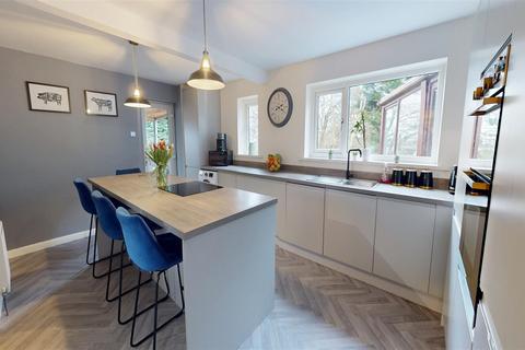 3 bedroom detached house for sale, Lea Court, Bradford