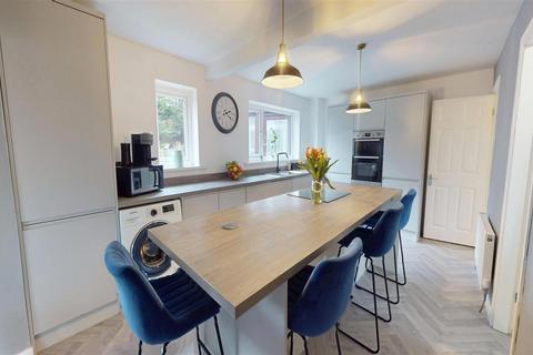 3 bedroom detached house for sale, Lea Court, Bradford