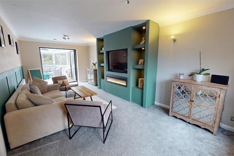 3 bedroom detached house for sale, Lea Court, Bradford