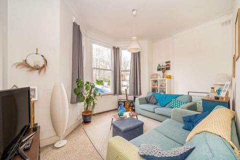 2 bedroom flat for sale, Bedford Hill, London SW12