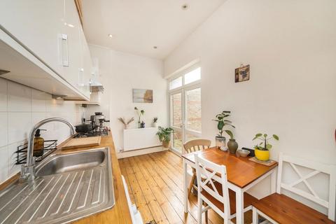 2 bedroom flat for sale, Bedford Hill, London SW12