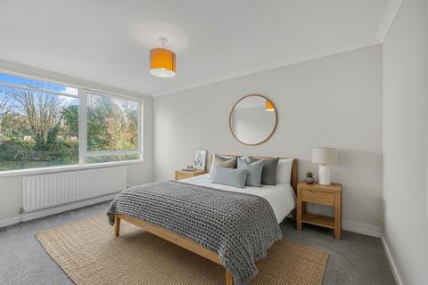3 bedroom flat to rent, Carlton Drive, London