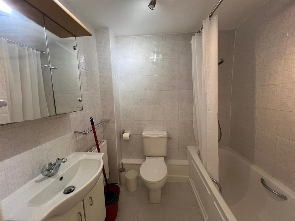 Orchard Court bathroom.jpg