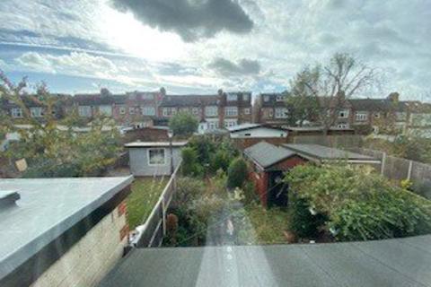 3 bedroom end of terrace house for sale, Evesham Road, London, N11