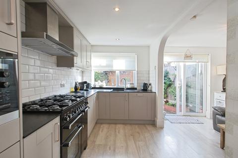 4 bedroom semi-detached house for sale, Combeside, London, SE18