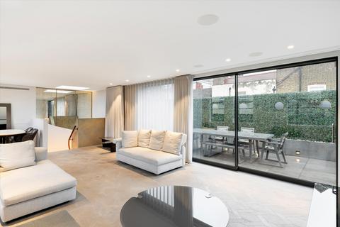 2 bedroom flat for sale, Royalty Mews, London W1D