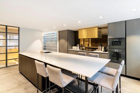 2 bedroom flat for sale, Royalty Mews, London W1D