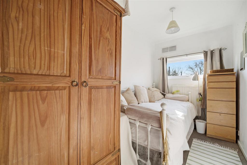 76 Tennyson Bed 3.jpg