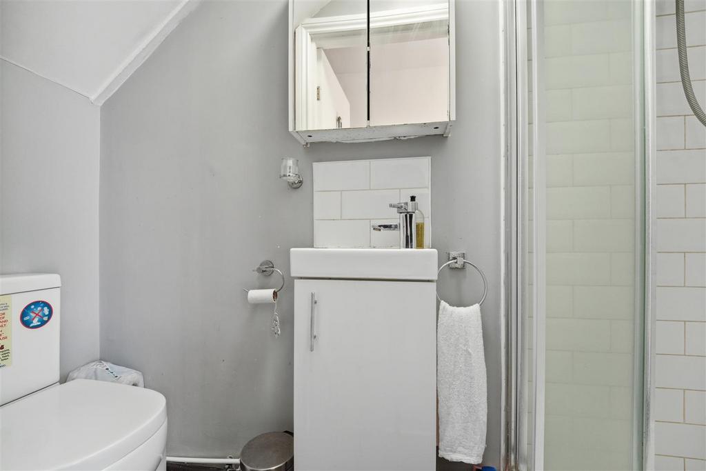 76 Tennyson shower.jpg