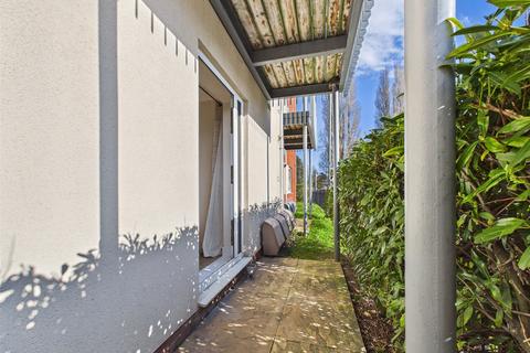 2 bedroom apartment to rent, Suffolk Drive, Gloucester, Gloucestershire, GL1