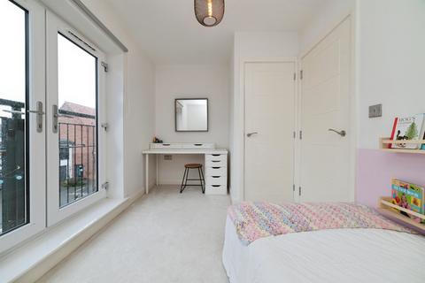 2 bedroom end of terrace house for sale, Finkle Court, Hull
