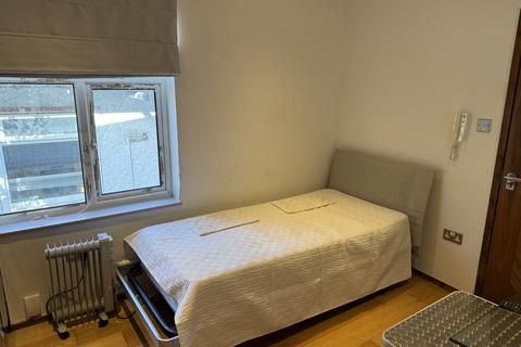 Studio to rent, London, NW11