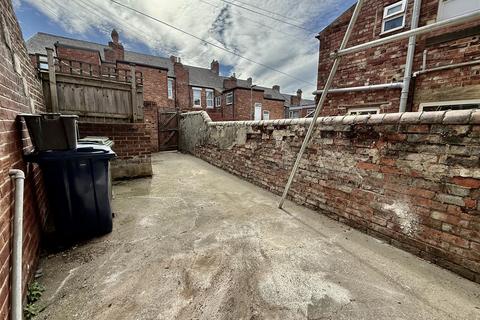 2 bedroom flat to rent, Whitehall Road, Gateshead
