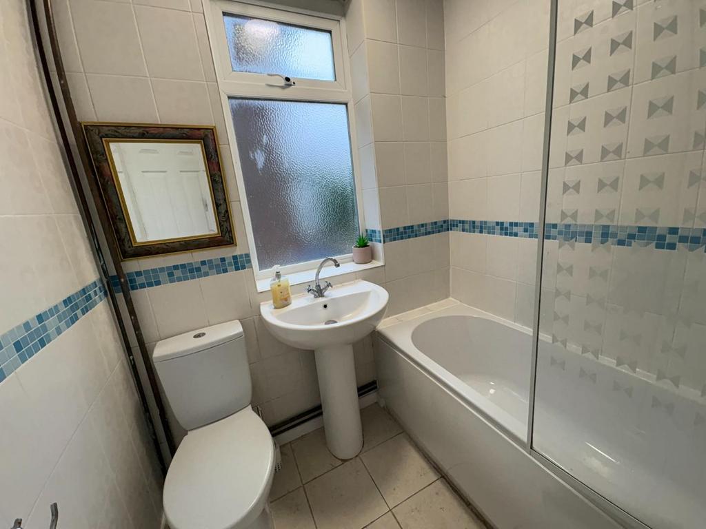 34 Holgate bathroom.jpeg