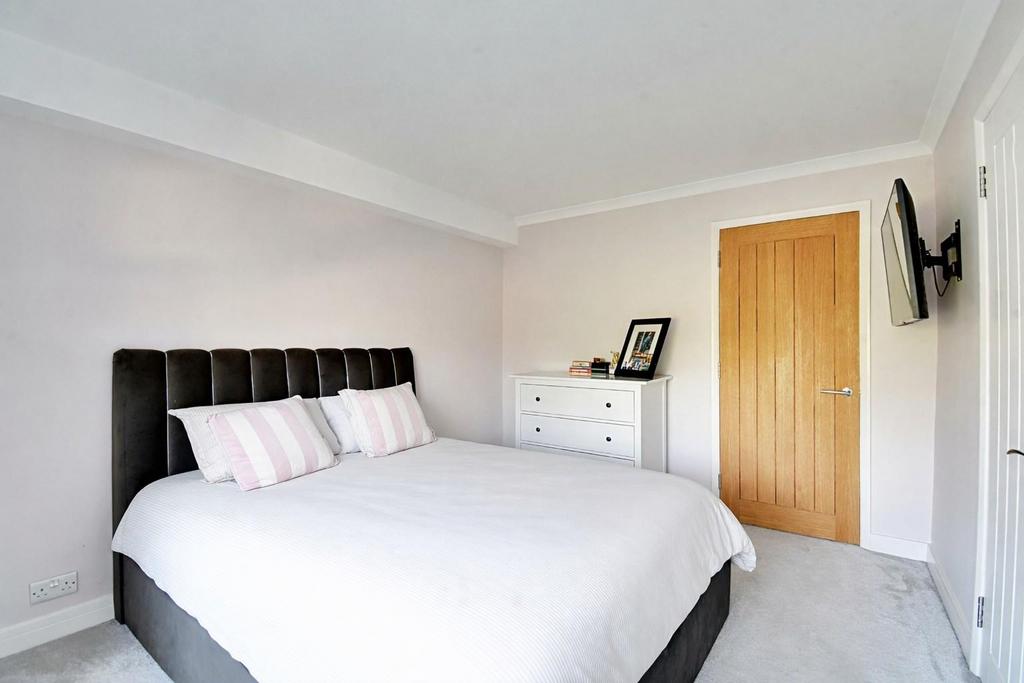 Bedroom 1 2.jpg