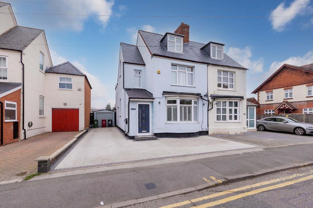 Detached house exterior, driveway