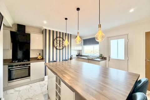 3 bedroom end of terrace house for sale, Howden Clough Road, Morley