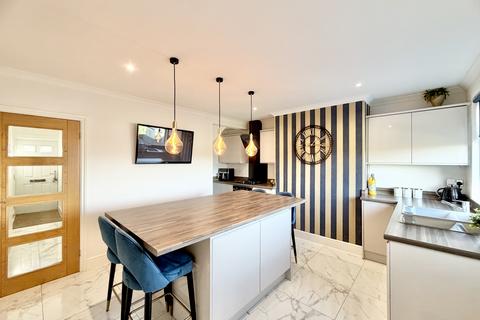 3 bedroom end of terrace house for sale, Howden Clough Road, Morley