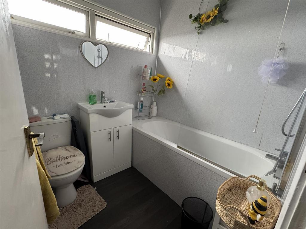 Bathroom 2.jpeg